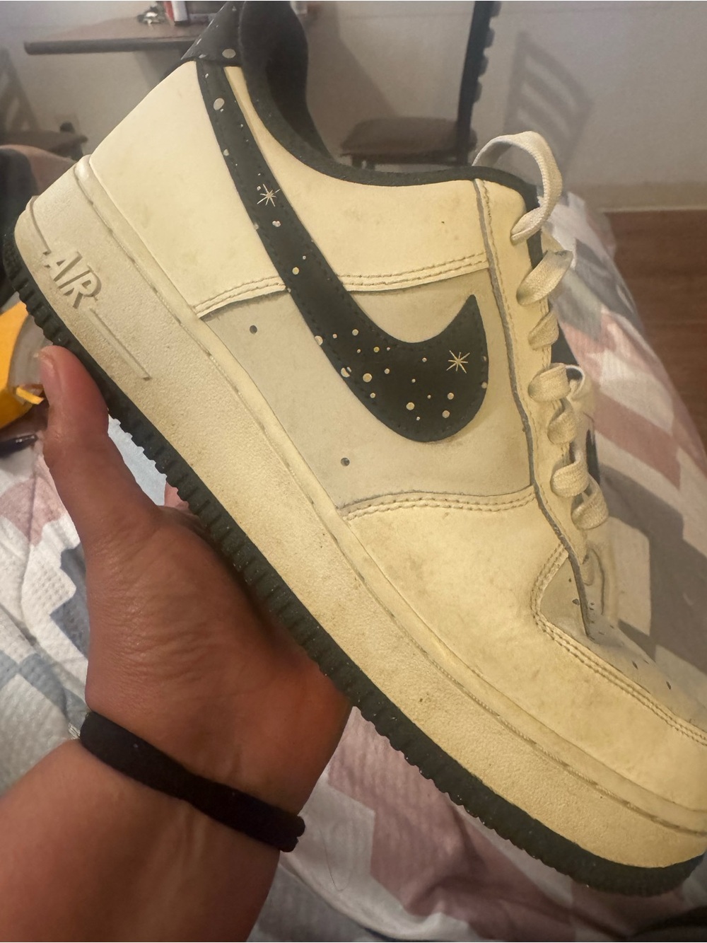 Nike Men’s Low-Top Sneakers in Cream with Black Swoosh